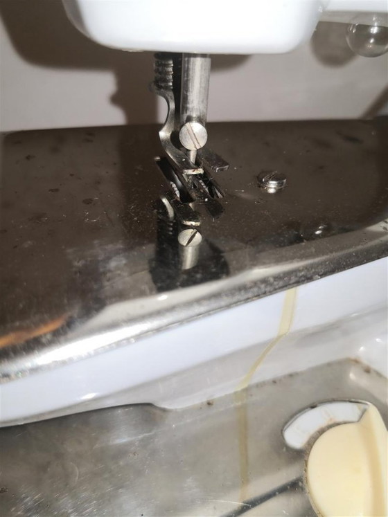 Zeldzame antieke speelgoednaaimachine Ma Cousette / Retro vintage jaren 60 – Ma Couestte (photo 9 of 16)