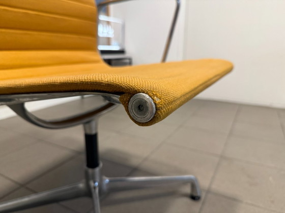 Vitra | Eames | EA107 | Hopsak Naranja | 2 unidades – Sillas de conferencia, Textil, Aluminio (photo 12 of 16)