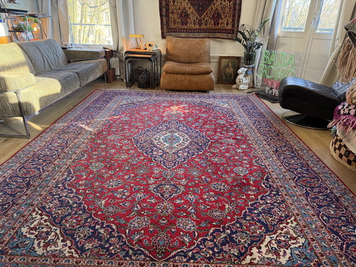 Gran alfombra persa anudada a mano según la tradición Kashan (352 × 247 cm)
