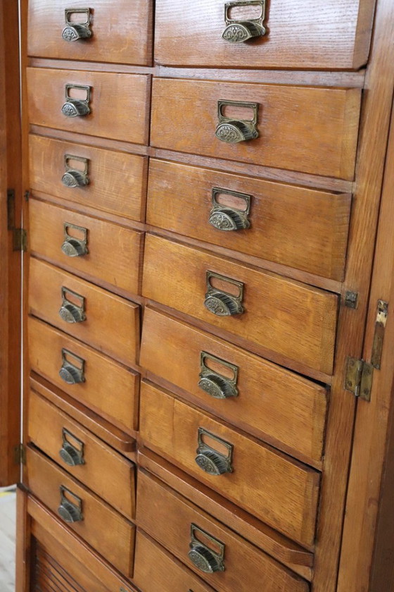 Image 1 of Archiefkast met 18 laden en luikdeur in eikenhout, Italië jaren 20