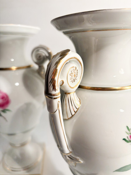 Paire de vases amphores en porcelaine de Meissen à décor de roses rouges, début du XXe siècle (photo 8 of 10)