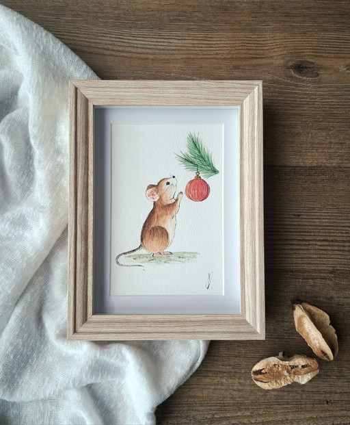 Aquarellgemälde Weihnachtsmaus mit Weihnachtskugel | Mit Rahmen I