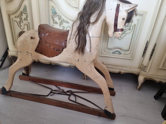 Image 1 of Cheval à bascule ancien en bois