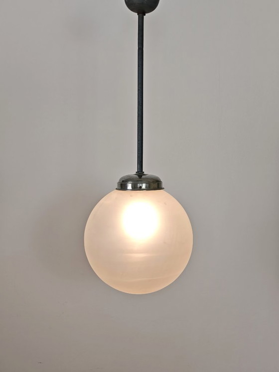 Image 1 of Hanglamp in Bauhaus-stijl uit het midden van de 20e eeuw / Vintage industriële schoollamp / Minimalistische bol van mat glas