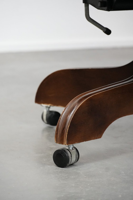 Image 1 of Grand fauteuil de bureau Chesterfield en cuir de vachette vert de style anglais, sur roulettes et à dossier haut.