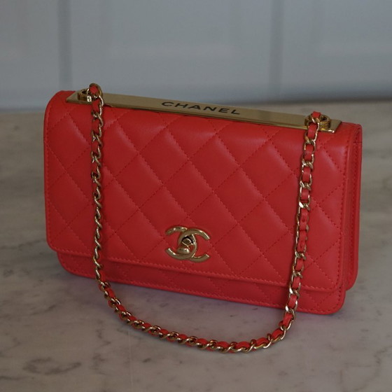 Image 1 of PORTEFEUILLE CHANEL À CHAÎNE TENDANCE