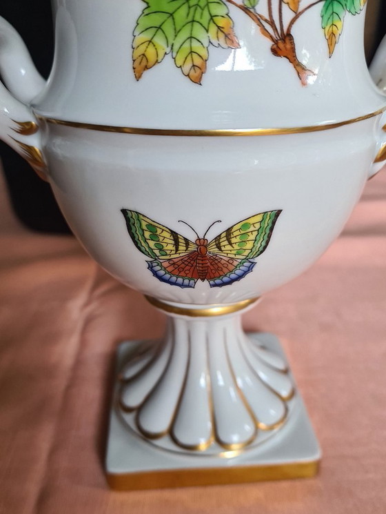 Image 1 of Herend Queen Victoria vaas met handvatten op voet- 24-karaats gouden accenten.