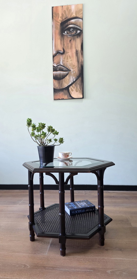 Image 1 of Vintage Hollywood Regency / Faux Bamboo bijzetafel met facetgeslepen glas
