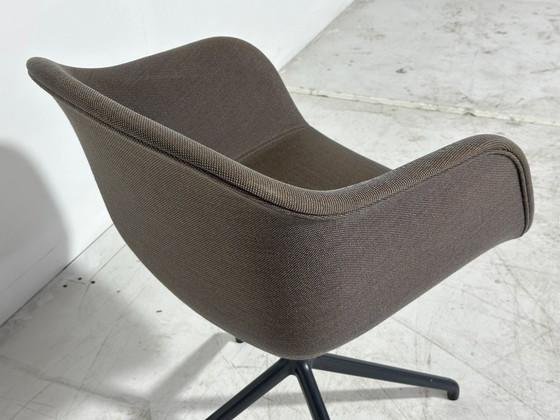 Muuto Fiber Armchair Taupe - Swivel Base Black – Textile (photo 6 of 8)