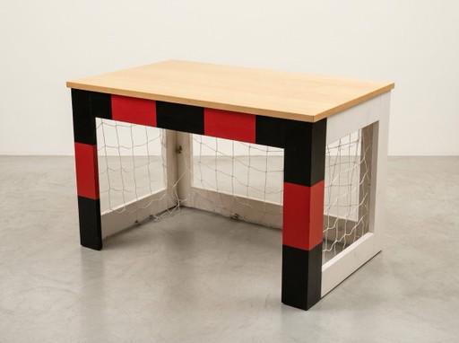 Handgemaakt rood-zwart Bureau – aanpasbaar in kleuren.