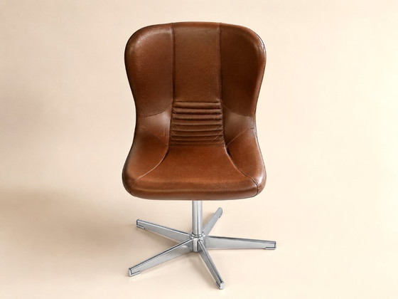 Image 1 of Een paar draaibare fauteuils uit de jaren 60/70 in bruin kunstleer en verchroomd metaal, vintage stoelen in de stijl van het mid