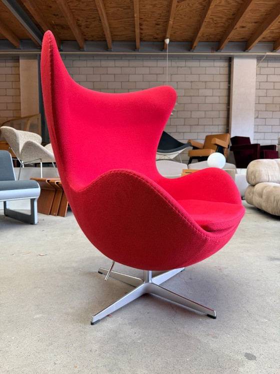 Silla Egg de Fritz Hansen diseñada por Arne Jacobsen (Stock: 2) – Sillones, Textile, Aluminium (photo 9 of 12)
