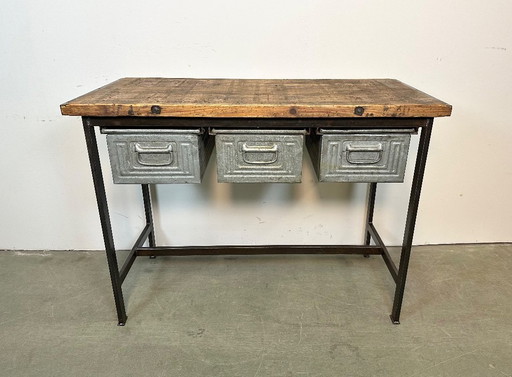 Tavolo da lavoro industriale con tre cassetti in ferro, anni '60