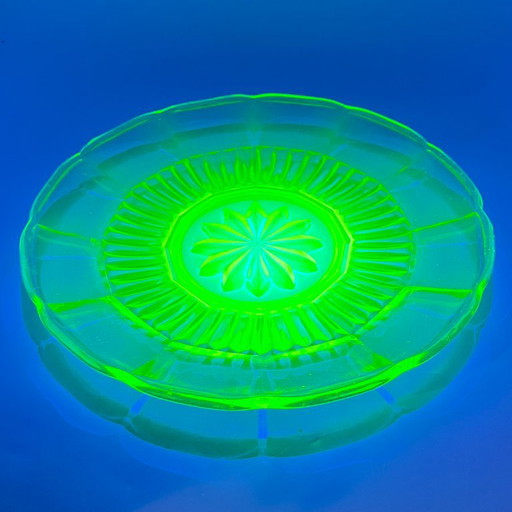 Vintage Uraniumglas Serveerschaal, groen persglas, Ø 26 cm
