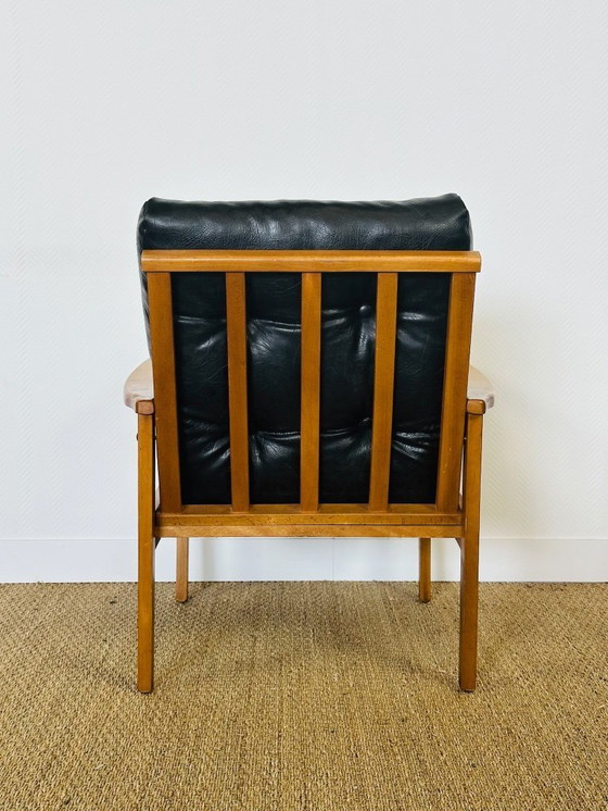 Image 1 of Vintage Scandinavische fauteuil van zwart leer en hout, 1960