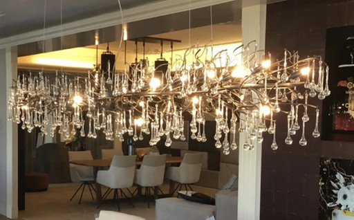 Lampe suspendue coquine, ornée de mille cailloux