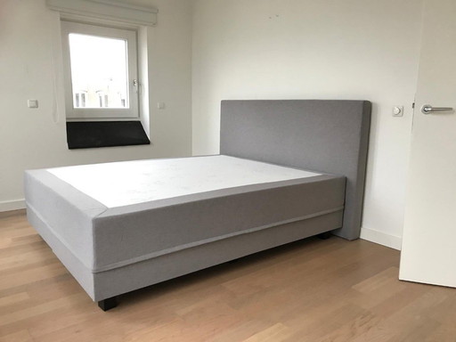 Cabecero Swiss Sense, para cama de 160 cm, tejido Chivasso gris claro.