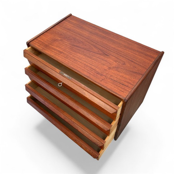 Image 1 of Vintage teakfineer 4 ladekast uit Zweden