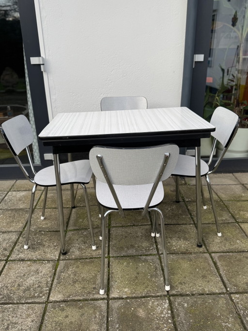 Tavolo da pranzo e sedie in laminato vintage