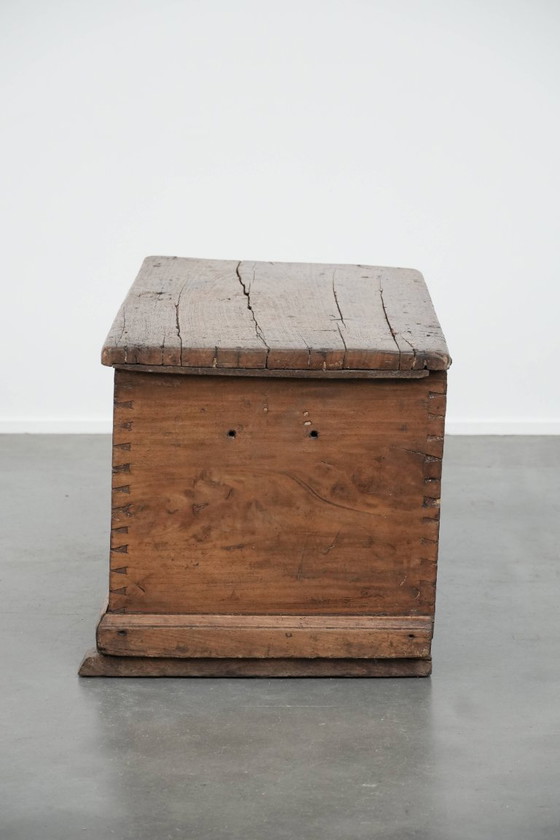 Image 1 of Antique Spanish chest made of walnut wood with beautiful carvings