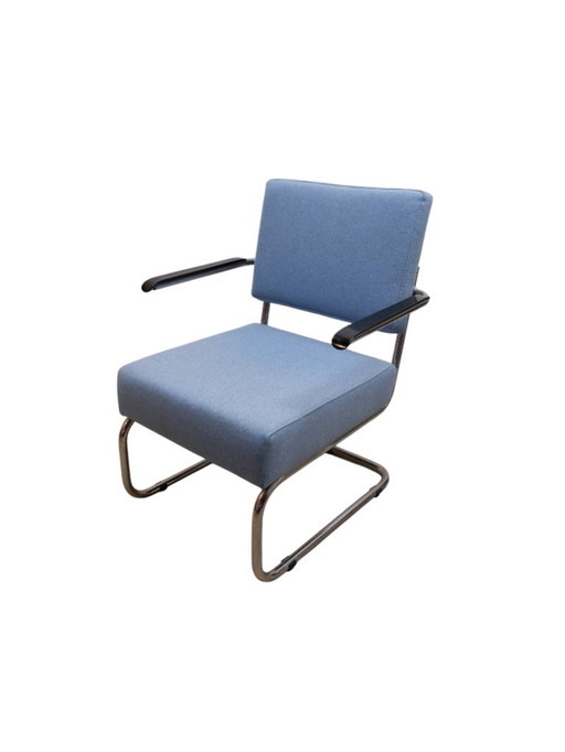 Poltrona con struttura tubolare e rivestimento in tessuto blu.