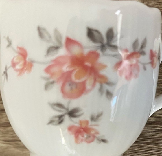 Image 1 of Pequeña lechera/cremera de porcelana con motivo de flor de manzano, siglo XX
