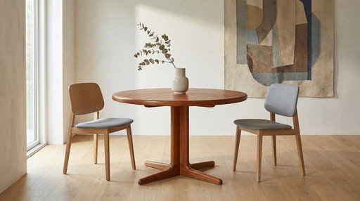 Vintage eettafel van teakhout, Deense stijl uit het midden van de 20e eeuw.