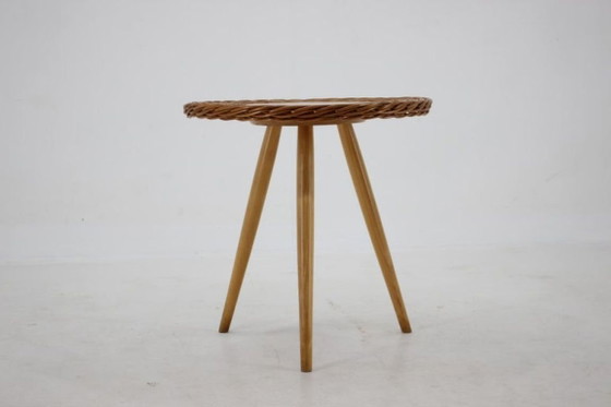Tavolino laterale in vimini e legno degli anni '70, di produzione ceca, disegnato da Jan Kalous per ÚLUV. (photo 4 of 6)