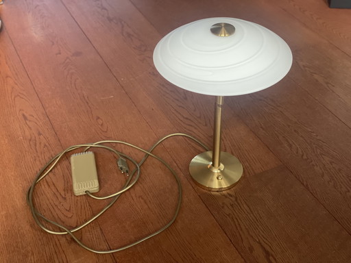 Lámpara de mesa B+M Leuchten de latón mate/pulido y cristal flameado blanco mate, años 90