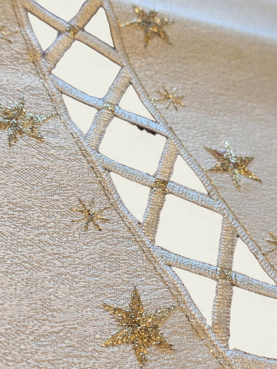 Image 1 of Ovale Vintage Weihnachts-Tischdecke von SANDER – Weiß mit grün/rot/goldenem Dekor