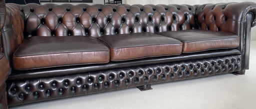 Sofá Chesterfield de 4 plazas en piel auténtica.