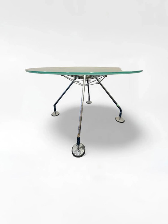 Image 1 of Table « Nomos » de Norman Foster (1935) pour Tecno (1986) - 120 cm, verre opaque