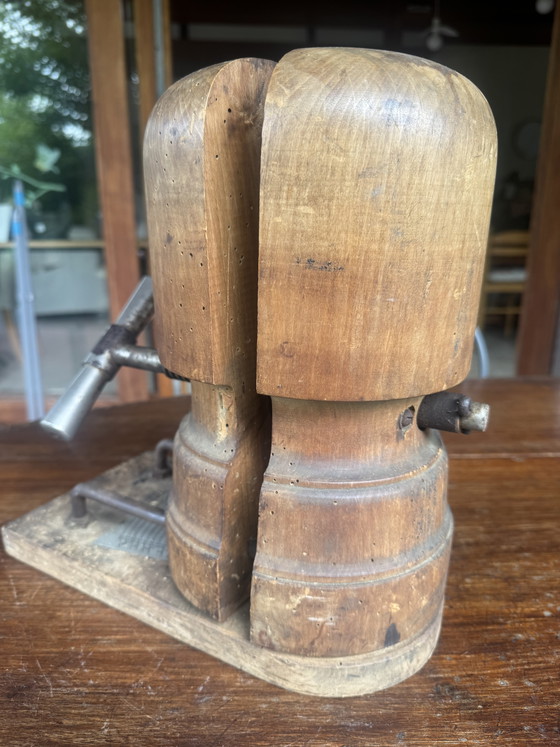 Image 1 of Antieke verstelbare hoedenvorm op een standaard – Massief hout – Begin 20e eeuw