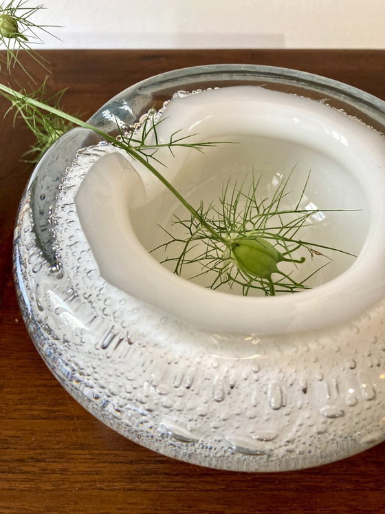 Image 1 of Asbak van een combinatie van bubbelglas en mat glas, in Murano-stijl.
