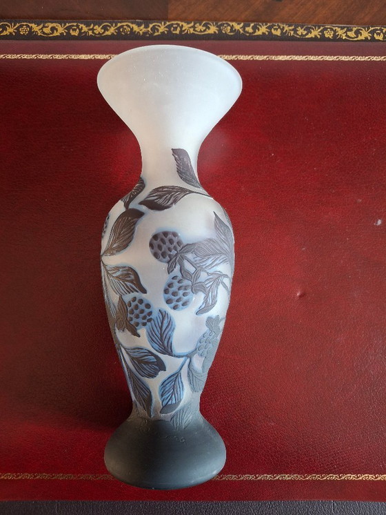 Image 1 of Vase aus mehrschichtigem, säuregeätztem Glas, signiert, Höhe 25,2 cm, Violett-/Aubergine-Töne