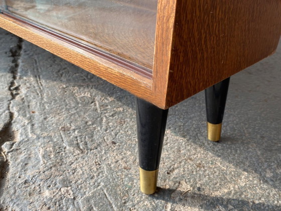 Image 1 of Elegante libreria vintage di metà secolo con ante scorrevoli in vetro di Turnidge