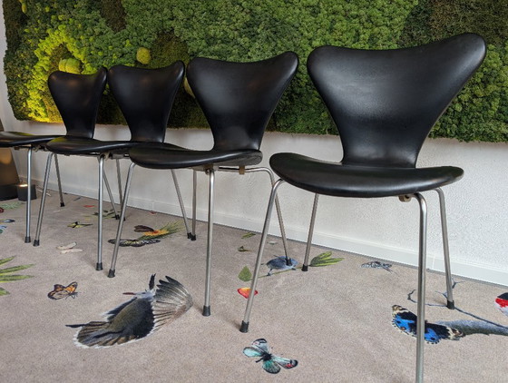 Image 1 of Tavolo Arne Jacobsen 3601 + 4 sedie Butterfly 3107 | Prima edizione