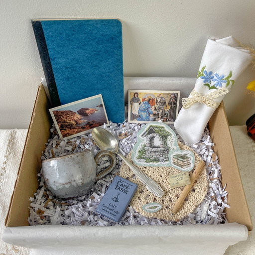 Mystery Box Vintage per Artisti | Tazza in Gres Vintage, Quaderno Vintage, Tovagliolo Ricamato & Biglietto Personalizzabile – Li