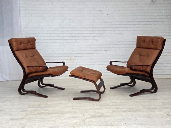 Image 1 of Años 70, diseño noruego de Else & Nordahl Solheim, juego de 2 sillas con reposapiés, modelo "Kengu".
