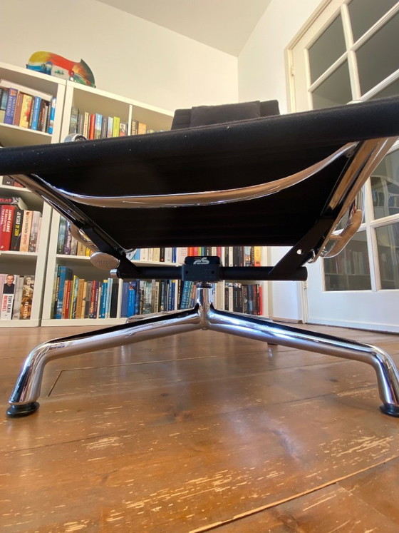 Image 1 of Sillón Vitra EA 124 con reposapiés EA 125 a juego.