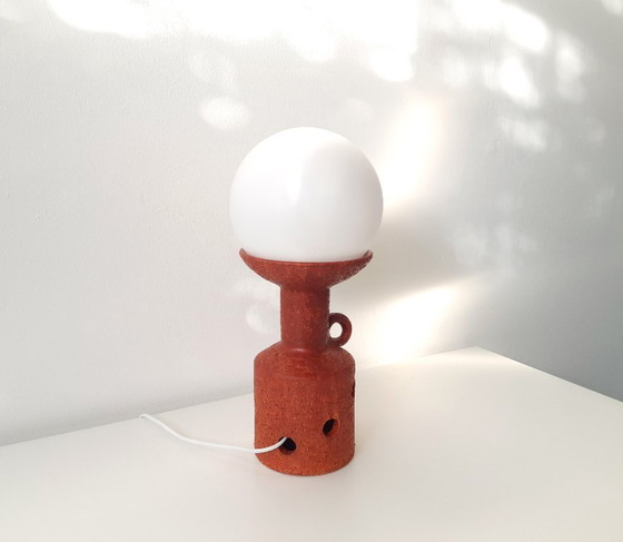 Image 1 of Vintage keramieken oranje tafellamp met glazen bol, chamotte klei, oranje brutalist aardewerken mcm lamp