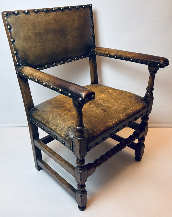 Image 1 of 🪑 Vintage eikenhouten armstoel met origineel leren bekleding (1920–1950)