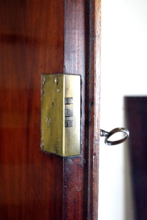 Image 1 of Elégant cabinet en acajou à décor floral vers 1780.
