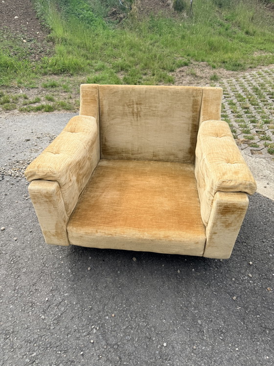 Image 1 of Extra grote fauteuil uit de jaren 70 in goudkleurig fluweel.