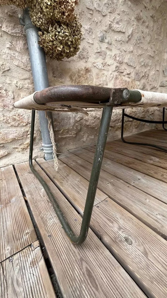 Image 1 of Vintage opklapbaar militair veldbed van kaki groen canvas en metaal.