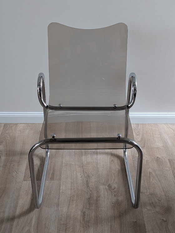 Image 1 of Chaise cantilever vintage moderne du milieu du siècle en chrome et acrylique fumé