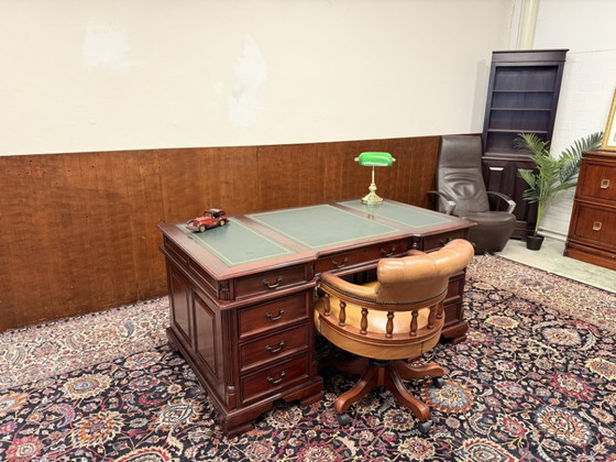 Klassischer englischer Mahagoni Schreibtisch – Leather, Wood (photo 2 of 17)