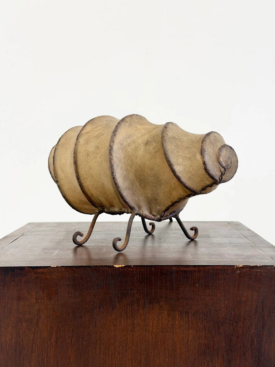 Lampe de table Vintage Rawhide Swirl au design organique (photo 9 of 11)