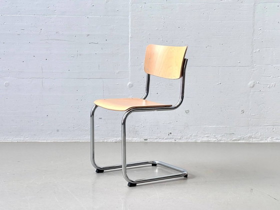 Image 1 of Juego de 4 sillas voladizas Thonet S43 de Mart Stam, fabricadas con tubos de acero cromado y madera contrachapada de haya.