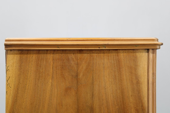 Image 1 of Gabinete antiguo con acabado en nogal, Checoslovaquia